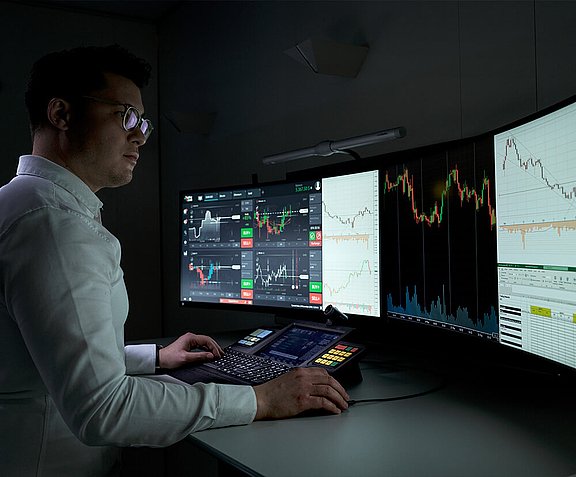 https://www.shkoh.com.sg/wp-content/uploads/2026/03/csm_WEYTEC-Trading-Floors-Energie-Slider-1_f7fecaa3ec.jpg