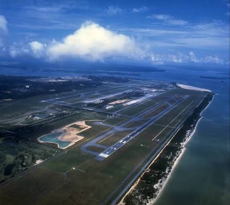 https://biblioasia.nlb.gov.sg/images/vol-17-issue-3/changi-airport-photo-essay/runway2.png